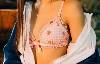 GIRLT果团网 - 周妍希和她的白衬衫：这资源是送人的吧？真想多点这种福利！