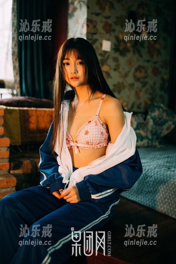 GIRLT果团网 - 周妍希和她的白衬衫：这资源是送人的吧？真想多点这种福利！