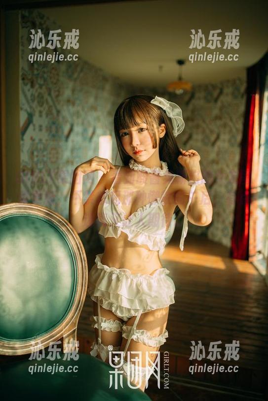 GIRLT果团网 - 看到酸酱兔新出的女友图集更新，不禁想起那种懒散的午后，有点迷离又让人期待。