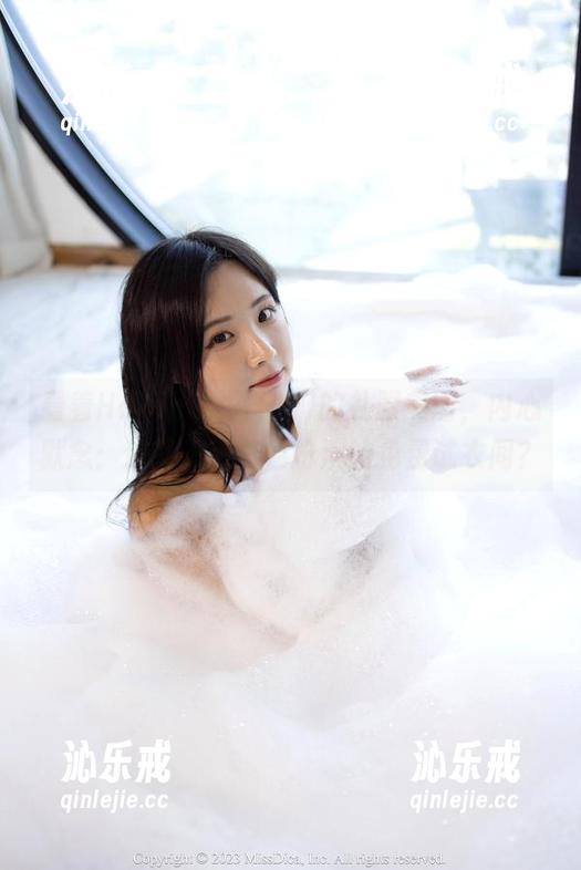 看着Habin夏彬(하빈)的礼服美图，内心默念：这算不算角色扮演的免费试衣间？