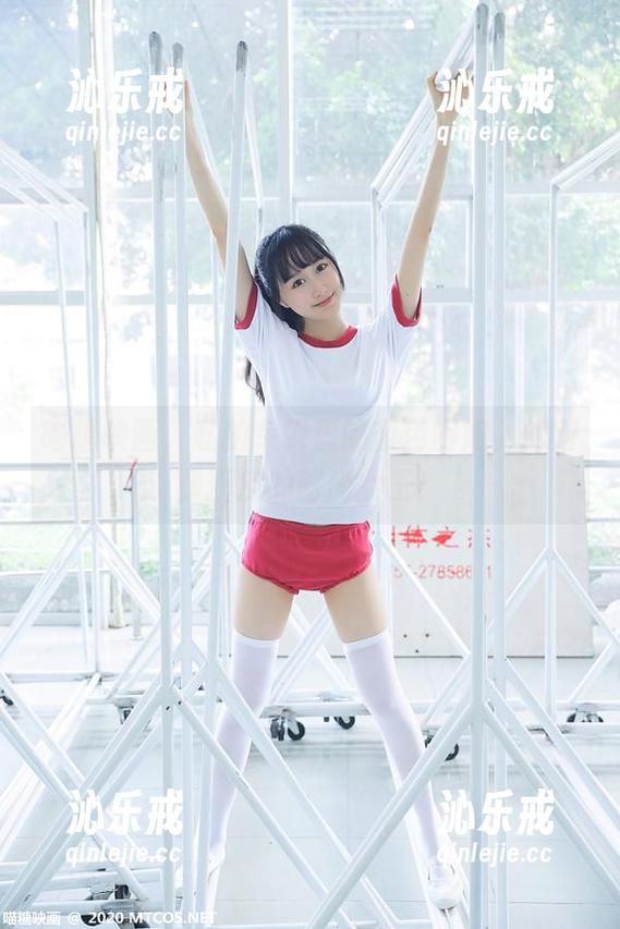 喵糖映画，私拍专辑里的蓝色厨娘，绝对是厨房的时尚女王！