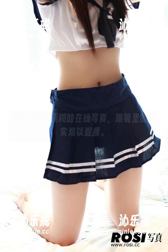 ROSI界限模糊的在线写真，眼镜里的虚实难以捉摸。