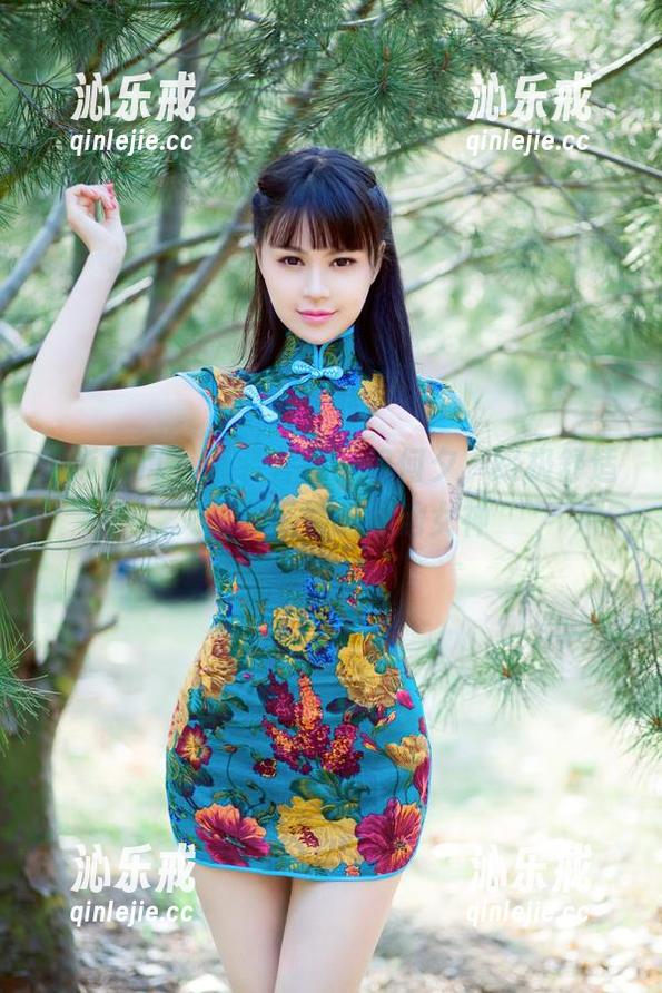 TuiGirl - 泳装套图：何何夕，终极舒适又略带妩媚的泳池女神