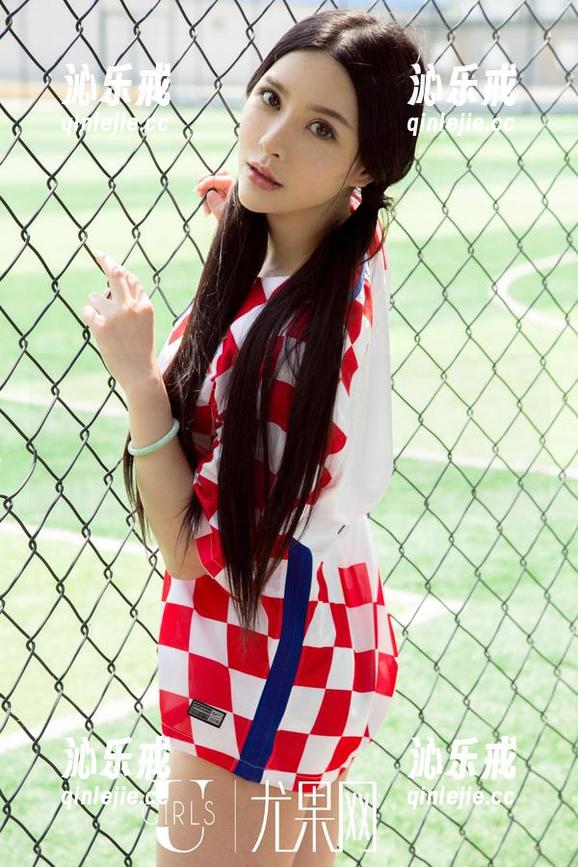 UGirls尤果网-乔依琳 UGirls尤果网 - 当乔依琳穿上黑丝,私房写真里的每个细节都在低语。啊,这种悄悄的就在说“来看我呀”!