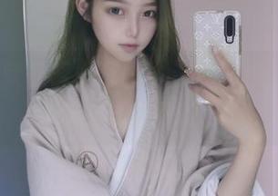 eloise软软修女套图：这个组合，让人有种别样的联想。