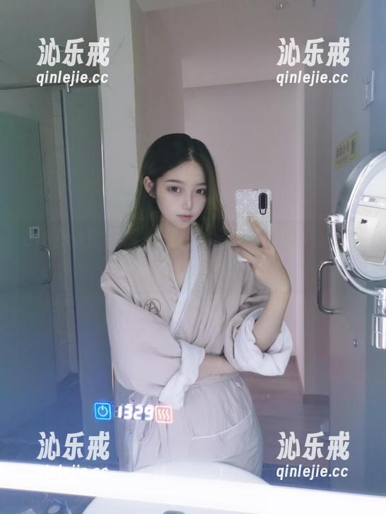 eloise软软 eloise软软修女套图:这个组合,让人有种别样的联想。