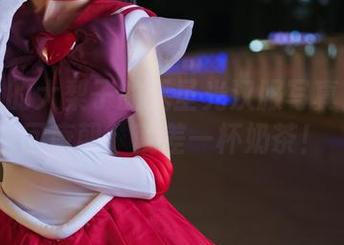 一米八的大梨子的无圣光汉服写真：穿越回唐朝，就差一杯奶茶！