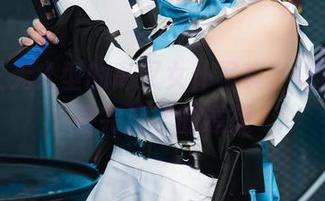 翻开三无人型的高叉女仆写真，像是一场没完没了的遐想