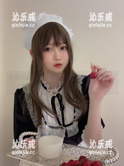 依依超级懒的最新白衬衫穿搭：轻松惹火，摄影师也沉默了。
