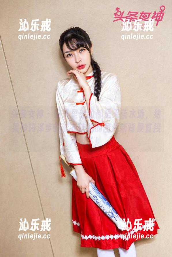 头条女神-神琦泽步 头条女神 - 脑子里想的都是天蓝水清,结果神琦泽步的泳衣让我的图片新背景直接升级了!