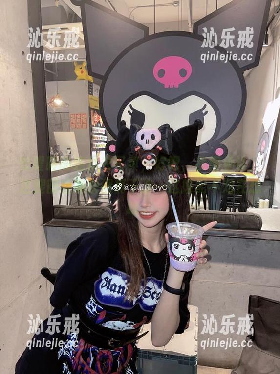 安曜曜的连体衣写真，好吧，我得承认，这腿部线条划得真干净…这搭配不知在想啥。
