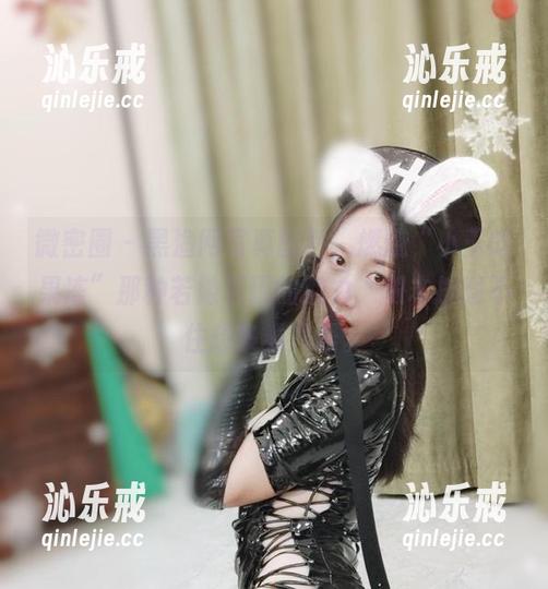 微密圈 - 黑渔网写真图包，燃烧“小玉吃果冻”那种若隐若现的魅力，根本按耐不住想多看几眼。