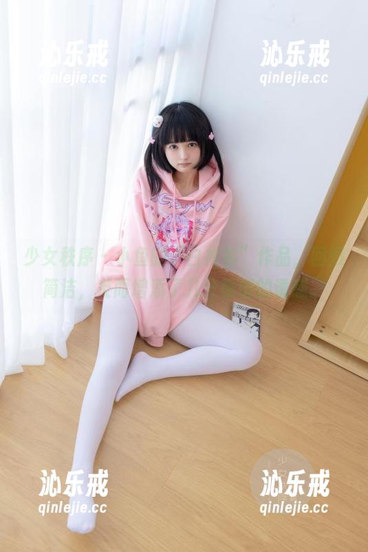 少女秩序-小鱼 少女秩序 - 小鱼的“白衬衫”作品,回归简洁,反而增添了几分慵懒的诱惑。