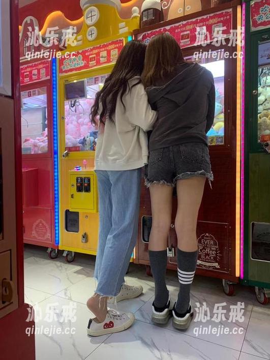 微密圈 - 黑丝全纪录：无敌哒小姨妈把泳池边的柱子都看红了！