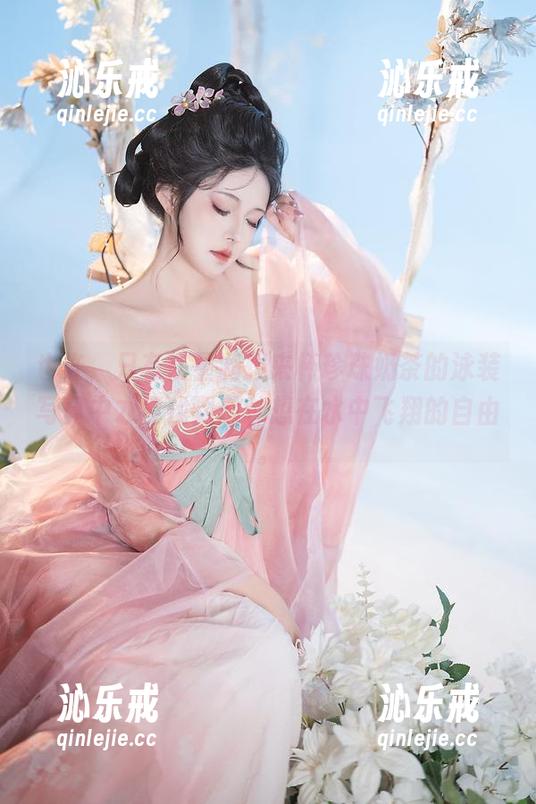 也许，只有在星澜想来杯珍珠奶茶的泳装写真中才能找到那种想在水中飞翔的自由。