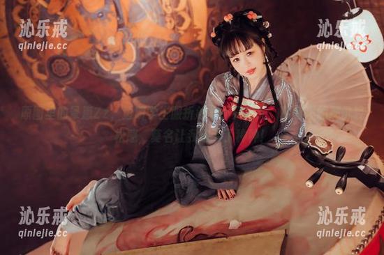晕崽Zz 原图里的晕崽Zz,透明学生服折射的不只是光。图包里的那份轻松感,莫名让我放下了种种!
