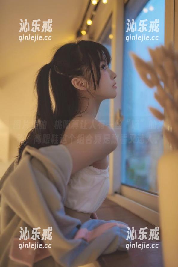 图片里的桜桃喵真让人有一丝“喵”的冲动，高跟鞋这个组合真是耐看又迷人。