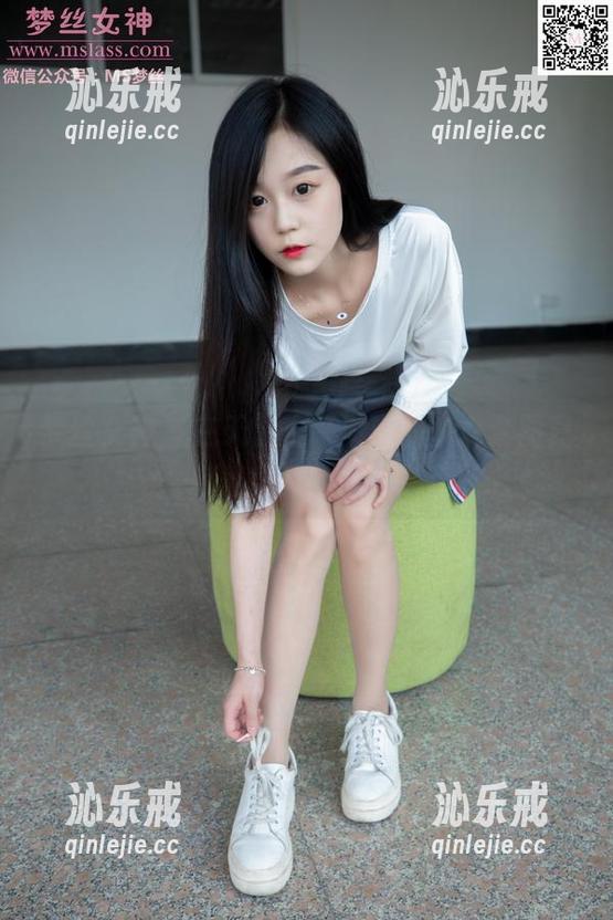 梦丝女神 - 在天台上，璇璇的少女套图竟藏着微风的低语。