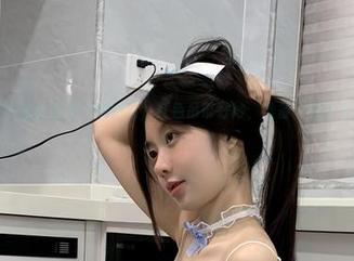 微密圈 - 来一张火龙果羊的图片，红色吊带好妙，准备下载来个收藏？完全值得！
