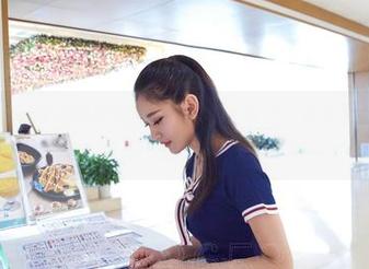 爱丝 - 应该把欣杨的职业装壁纸放在会议室，让大家都眼前一亮！