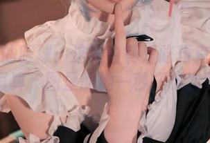 挑战你的眼球：这张白莉爱吃巧克力的天使写真，图里的她一秒打破次元壁