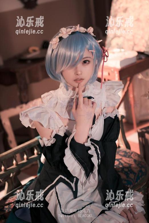 白莉爱吃巧克力 挑战你的眼球:这张白莉爱吃巧克力的天使写真,图里的她一秒打破次元壁