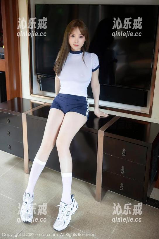 秀人网 - 咱们的Elise谭晓彤私拍原图，JK风好像还隐约透露出点严肃感诶～