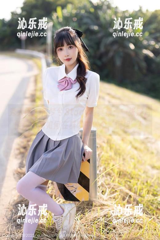 秀人网 - 何梦兮Stacy写真集：一张照片能教会我如何在群聊中做个‘御姐’！