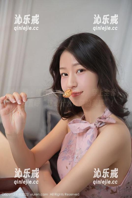秀人网 - 纯白的加朵babe，穿上全套，让我直呼“这是什么奇葩的美感”！