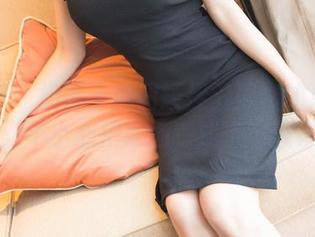 秀人网 - 奶瓶土肥圆矮挫丑黑穷的户外写真：不小心把草地踩成了香葱饼？