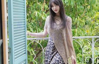 秀人网 - 是小逗逗在线，美图实况：我在校园里找乐子