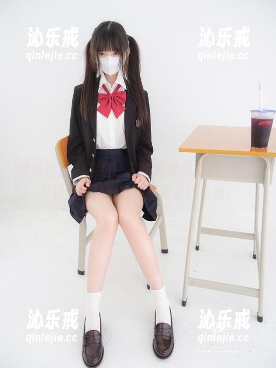 紧急企划 - 这组一只喵喵梓的私拍，图片里透出些许懒散，颇有夏日气息。