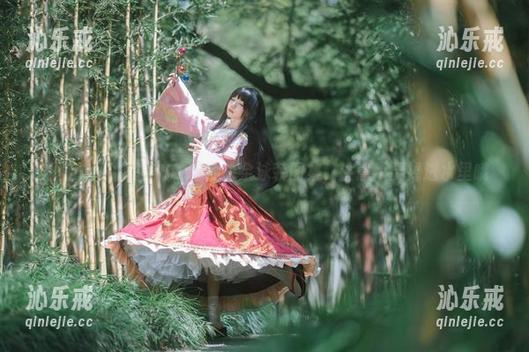福利时间，花柒Hana的白金泳装图集，注意不要掉进水里哦