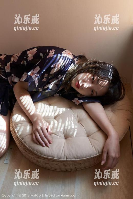 蜜桃社 - 在佩琦Pinky的定制少女写真中，你我都是无辜的见证者