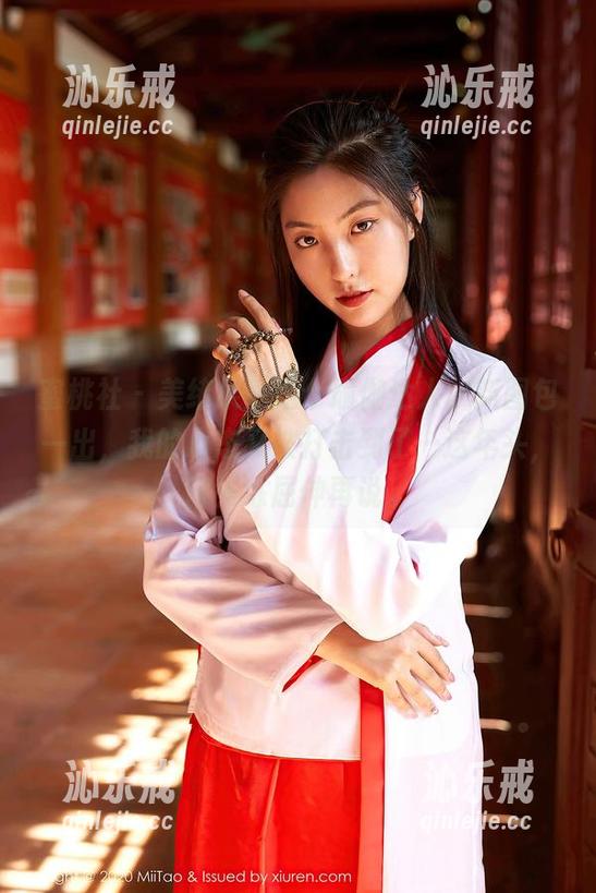 蜜桃社 - 美绪果然是个瑜伽达人，新图包一出，我的心态又被打击到了…这年头，得先练屈伸再说。