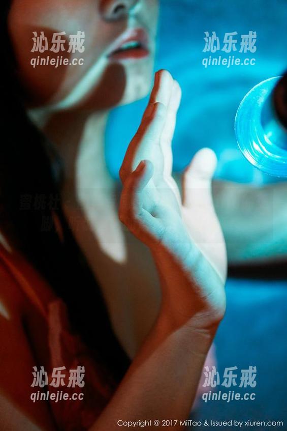 蜜桃社 - 图集专属：陆萱萱Cecilia的美脚，听说上面的磨砂很有质感哦。