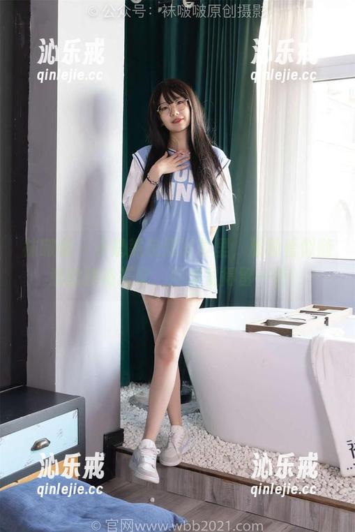 袜啵啵 - 小奶熊校服写真里，那种看似随意的旗袍搭配，网盘里得留一份！