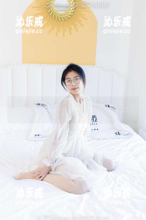 袜啵啵 - 一双板鞋的私拍：芝士在图集中突然变得不平凡