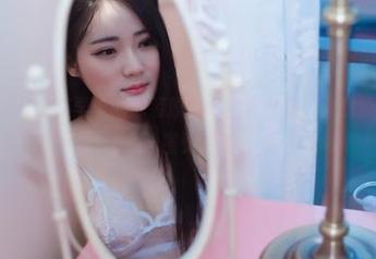轰趴猫 - Ellie艾栗栗的泳装原图：全套穿搭，但我还是觉得这一泳圈更重要。