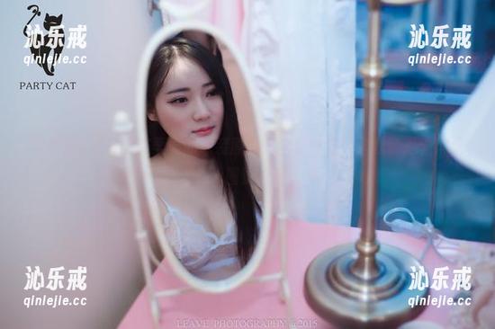 轰趴猫 - Ellie艾栗栗的泳装原图：全套穿搭，但我还是觉得这一泳圈更重要。