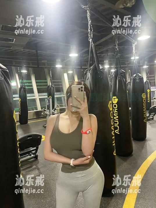 微密圈 - 雪怡妹纸：高清婚纱+我会搬家不？