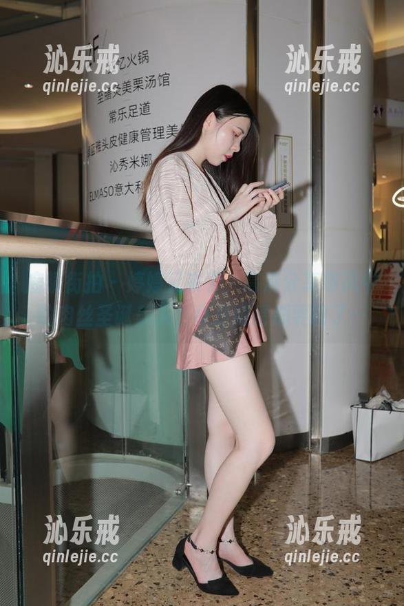 魔镜街拍 - 婷婷又来了，高清分享寒风中的肉丝圣诞美人，真是眼睛都要瞎了…