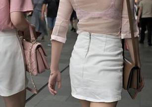 魔镜街拍作品：热裤姑娘如何把街头变成秀场