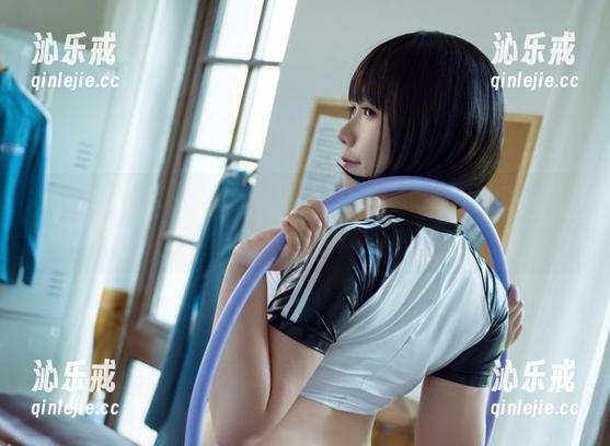 图集中的麻花麻花酱，以为cos‘碧蓝妮姬海伦娜’会变女神，结果像个跑步的水饺
