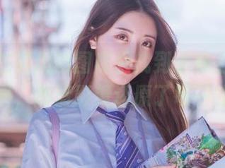 哈，我在黑川的图库里找到了穿上紫色毛衣的理由，高清影像还原了每一寸温度。